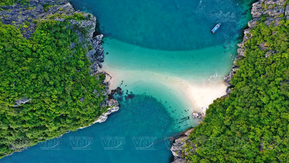 兰夏湾的海滩是游客的理想游泳胜地。图自越通社/越南画报
