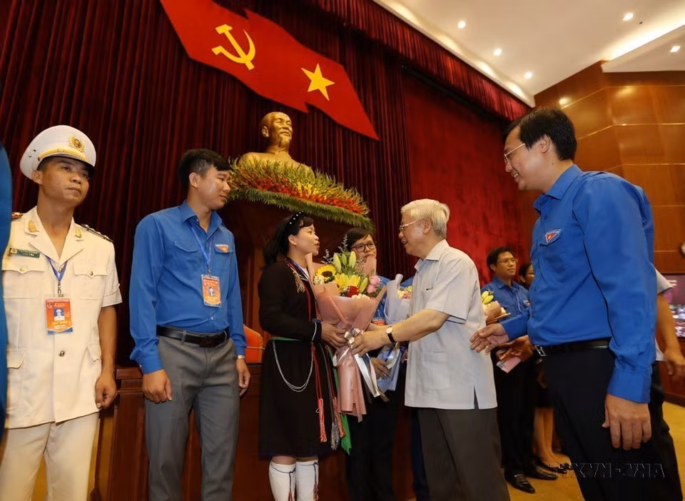 2019年8月27日，越共中央总书记、国家主席阮富仲会见全国优秀青年党员，并向他们赠送鲜花。图自越通社