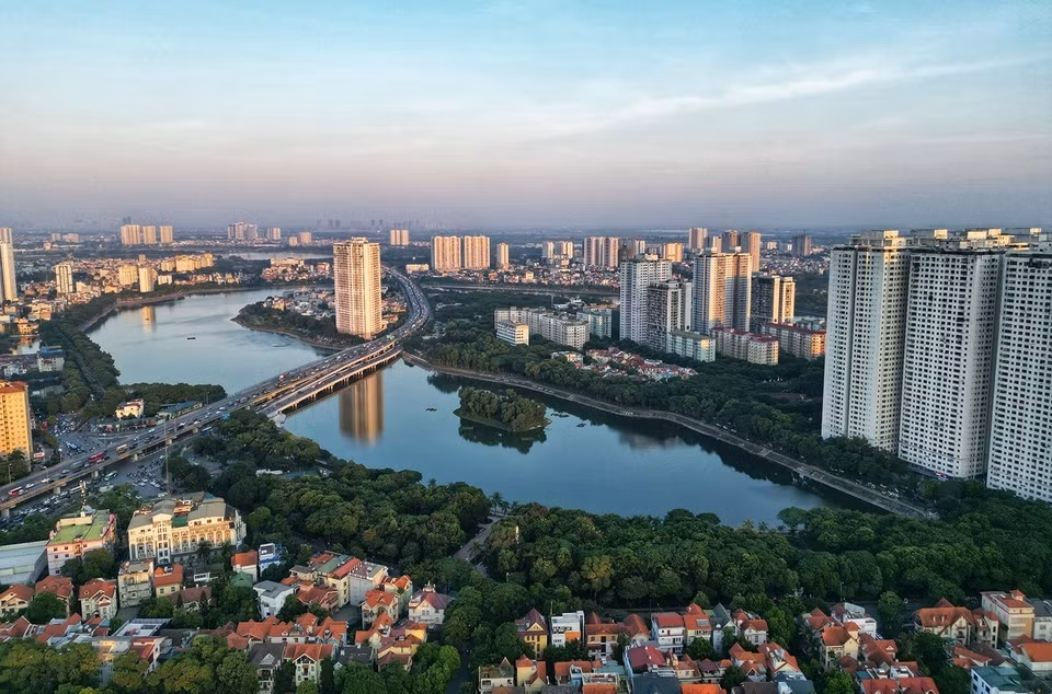 灵潭湖的湖面面积为74公顷，碧绿的湖水与繁华的新城区交相辉映，勾勒出诗意盎然、风景如画的画圈。图自越通社