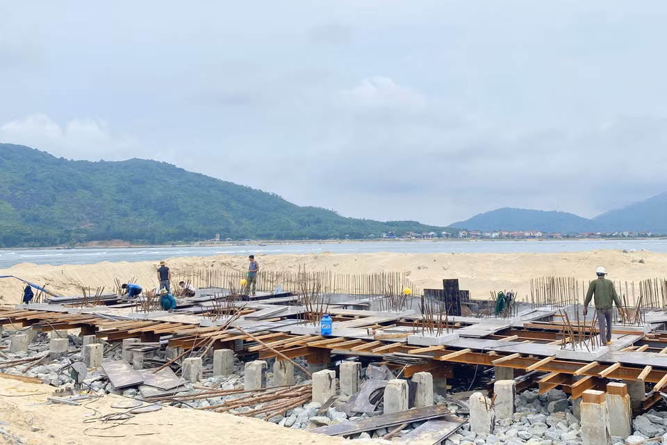 锦川县门让渔港码头已经完成钢骨混凝土柱安装。图自越通社