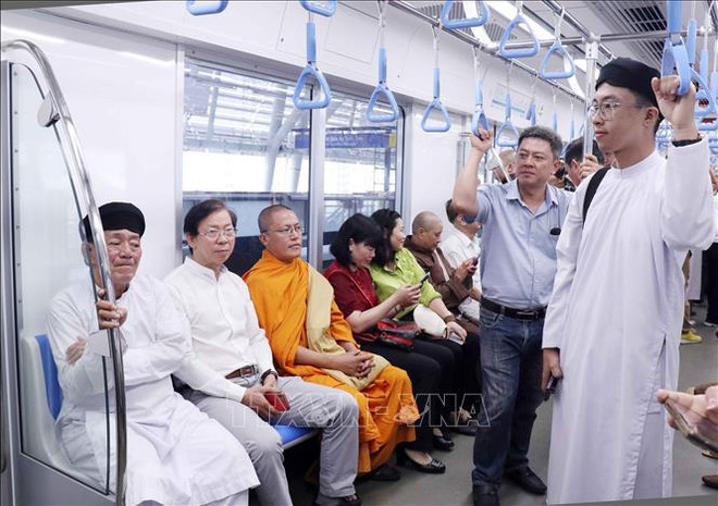 各民族、宗教、知识分子代表体验胡志明市地铁一号线。图自越通社 uuid=9FC4D1A7-CECC-43DB-B80F-F9B8D2E44476&library=1&type=1&mode=1&loc=true&cap=true.jpg