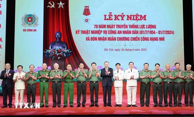 苏林主席同与会代表合影。图自越通社 Chủ tịch nước Tô Lâm với các đại biểu tham dự buổi lễ.TTXVN.webp