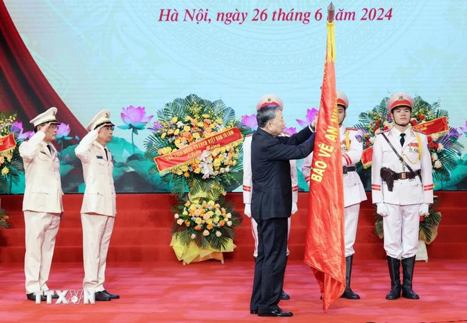 苏林向业务技术部门授予二等战功勋章。图自越通社 Chủ tịch nước Tô Lâm gắn Huân chương Chiến công hạng Nhì lên cờ truyền thống của Lực lượng kỹ thuật nghiệp vụ Công an Nhân dân. TTXVN.webp