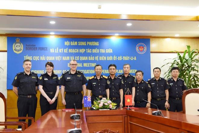 双方代表在签署仪式上合影。图自Vietnam+ chup-luu-niem-2730.jpg.webp