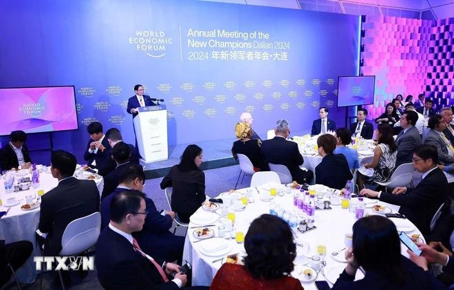 越南政府总理范明政与世界经济论坛大型集团对话。图自越通社 Phiên đối thoại với lãnh đạo các tập đoàn lớn của WEF.TTXVN.webp