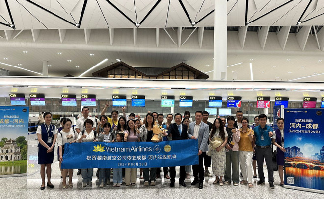 Hành khách hạ cánh tại sân bay Thành Đô. (TTXVN).jpg