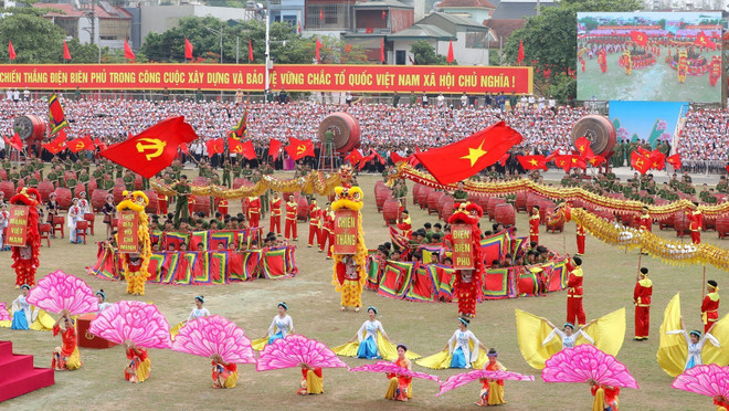 纪念活动上的一个文艺节目彩排。图自越通社 Trình diễn nghệ thuật tại buổi sơ duyệt Lễ kỷ niệm 70 năm Chiến thắng Điện Biên Phủ. Ảnh TTXVN.jpg