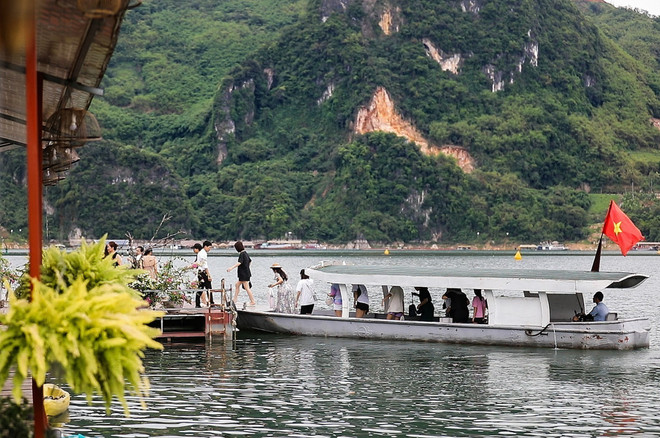 游客参观和平湖。图自越通社 Khách du lịch thăm quan lòng hồ Hòa Bình. Ảnh-TTXVN.jpg