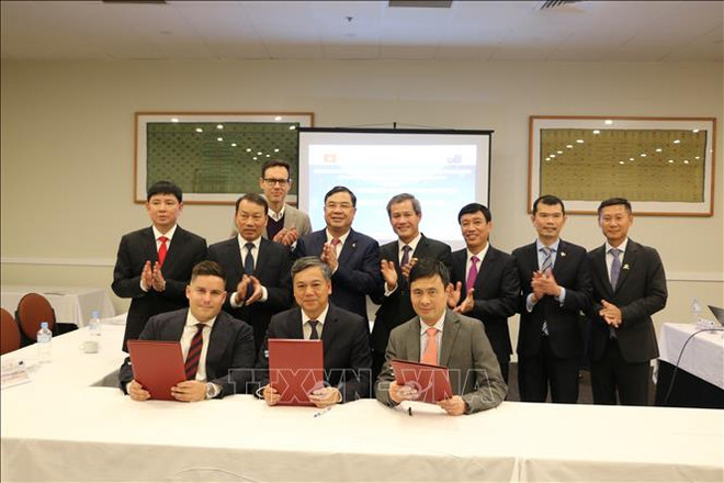 签署仪式场景。图自越通社 Lễ ký kết bản ghi nhớ về xây dựng và thực hiện chiến lược tăng trưởng xanh của tỉnh Nam Định giữa Ủy ban Nhân dân tỉnh Nam Định với Công ty Saigontel và Công ty Tư vấn Toàn cầu..jpg