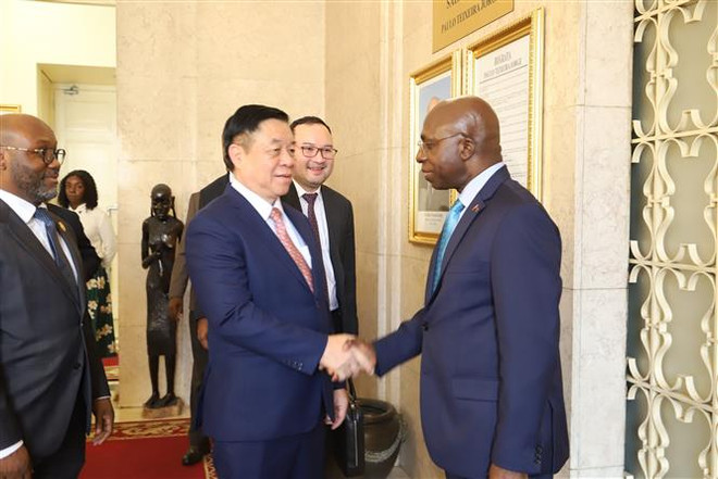 阮仲义与安哥拉外交部长太特·安东尼奥亲切握手。图自越通社 Trưởng ban Tuyên giáo Trung ương Nguyễn Trọng Nghĩa làm việc với Bộ trưởng Ngoại giao Angola Tete António. ẢnhTTXVN.jpg