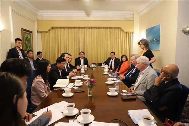 乂安省代表团与英国代表进行交换意见。图自越通社 vna-potal-tinh-nghe-an-thuc-day-hop-tac-voi-vuong-quoc-anh-7429768-5946.jpg.webp