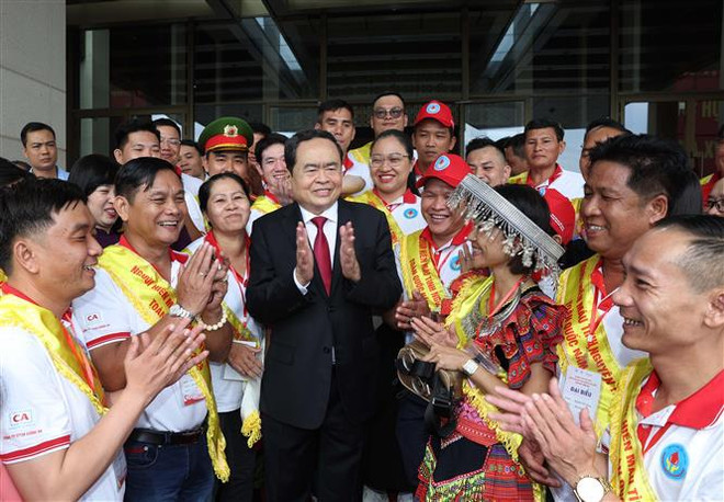 越南国会主席陈青敏与各位代表。图自越通社 vna_potal_chu_tich_quoc_hoi_tran_thanh_man_gap_mat_nguoi_hien_mau_tinh_nguyen_tieu_bieu_toan_quoc_nam_2024_7430800.jpg