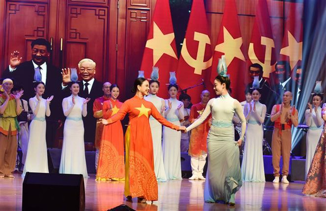 “友谊永续”文艺汇演的一个节目。图自越通社 vna_potal_bieu_dien_nghe_thuat_chao_mung_ky_niem_30_nam_thiet_lap_quan_he_huu_nghi_ha_noi_-_bac_kinh_7380959.jpg