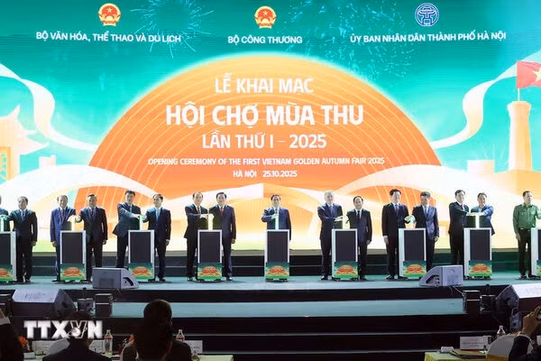 072405-thu-tuong-du-khai-mac-hoi-cho-mua-thu-3.jpg