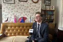 英国共产党党员、越南政治历史研究学者基里尔·惠特克。图自越通社