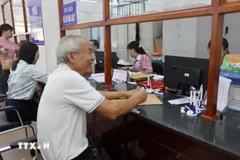 市民前往新头顿坊办理行政手续。图自越通社