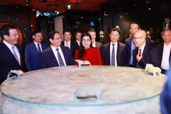 越南政府总理范明政和夫人参观法国凯布朗利博物馆。图自越通社
