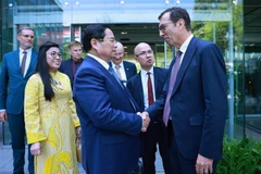 越南政府总理范明政参观法国国家铁路公司。图自越通社