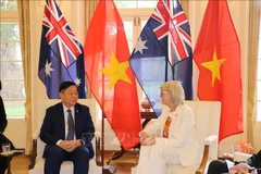 越共中央政治局委员、中央书记处书记、中央宣传与民运工作部部长阮仲义会见澳大利亚总督萨曼莎·莫斯廷。图自越通社