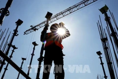 工人们在烈日下工作。图自越通社