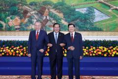越共中央总书记苏林与柬埔寨人民党主席洪森、老挝人民革命党中央委员会总书记通伦·西苏里合影。图自越通社
