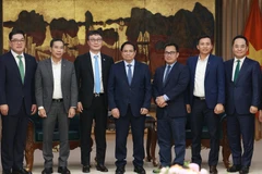 越南政府总理范明政在政府驻地会见了正在访越的韩国Dunamu集团副总裁金亨年和韩亚金融集团副总裁李恩雄。图自越通社