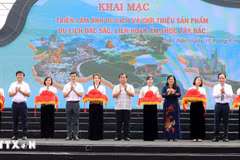 2025年奠边西北精华狂欢节系列活动在奠边府坊5·7广场正式开幕。图自越通社