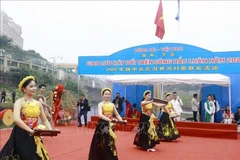 北仑河界河对歌交流活动热闹亮相。图自越通社