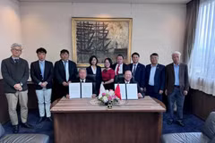 越南渔业协会与日本海珍珠水产公司在东京签署合作备忘录。图自越通社
