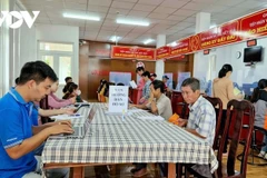 人们来到龙富乡行政服务中心办理行政手续。图自VOV