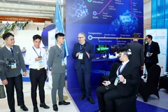 代表在《河内公约》开签仪式上参观联合国技术展示区。图自越通社