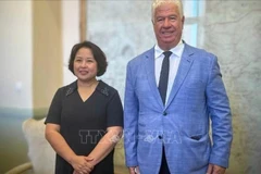 范氏秋香大使与爱奥尼亚省省长特雷佩克利斯。图自越通社