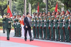 梁强主席走访国防学院。图自越通社