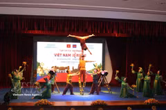节目《越南竹》拉开了2026年在柬埔寨举办的越南文化周开幕式文艺演出序幕。图自越通社