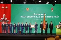 苏林总书记向农业与环境部授予一等劳动勋章。图自越通社