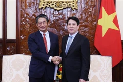 国家主席梁强和日本驻越南大使伊藤直树。图自越通社