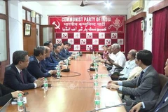 阮仲义部长会见印度共产党总书记多拉伊萨米·拉贾。图自越通社