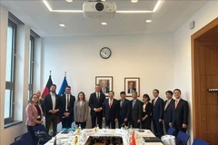 双方代表合影。图自越通社