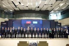 苏林总书记一行造访了Astana金融中心并合影留念。图自越通社