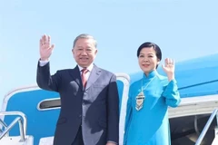 越共中央总书记苏林和夫人离开阿斯塔纳，启程对阿塞拜疆共和国进行国事访问。图自越通社