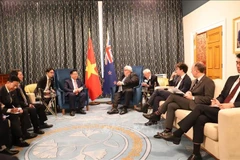 阮仲义一行拜会新西兰议会议长格里·布朗利。图自越通社
