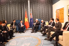 阮仲义一行拜会新西兰议会议长格里·布朗利。图自越通社