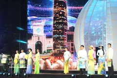 第十二届胡志明市奥黛节精彩开幕。图自越通社