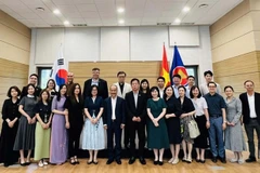 代表团与驻韩国大使、总领事以及旅韩越南人团体和侨胞合影留念。图自越通社