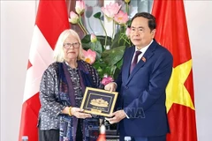 越南国会主席陈青敏向瑞士－越南友好协会主席安尤丝卡·玛丽亚·韦尔赠送纪念品。图自越通社