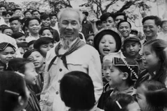 胡志明主席于1960年3月13日来到太原省，探访越北山区各族少年儿童学校。图自越通社