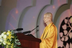 越南佛教教会证明理事会法主释智广长老和尚在2025年卫塞节开幕式上宣读卫塞节致辞。图自越通社