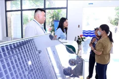 河内市西湖坊干部协助群众办理行政手续。图自越通社