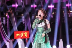 歌手芳美芝在 Sing!Asia 舞台上表演。图自hanoimoi.com