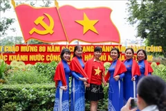 临近国庆,许多河内市民走上街头,与祖国红旗合影,以表达爱国之情和民族自豪感。图自越通社